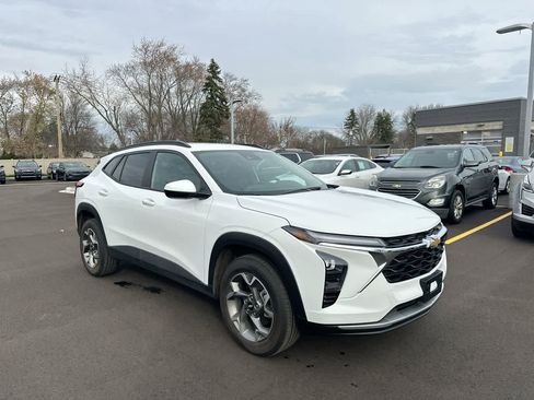 Used 2025 Chevrolet Trax LT w/ LT Convenience Package image 15