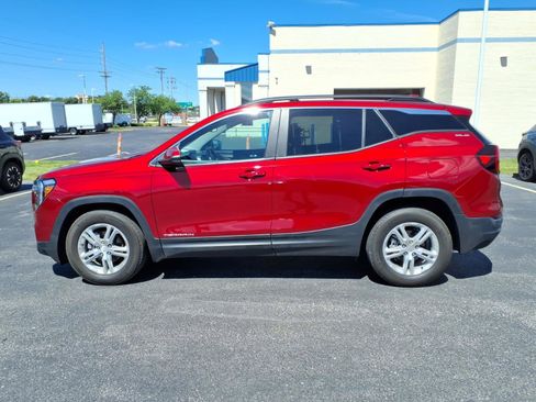 Used 2023 GMC Terrain SLE w/ Driver Convenience Package FWD image 4