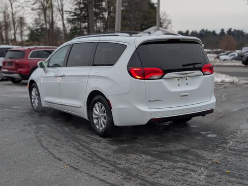Used 2018 Chrysler Pacifica Touring-L image 9
