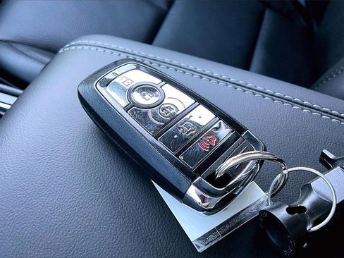 Used 2025 Lincoln Corsair Reserve image 11