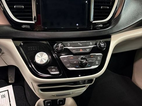 Used 2019 Chrysler Pacifica Touring-L FWD image 14