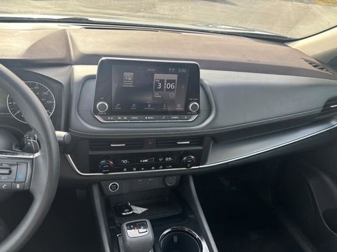 Used 2023 Nissan Rogue SV image 12