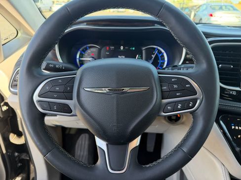 Used 2023 Chrysler Pacifica Limited image 16