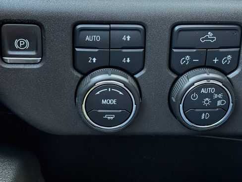 Used 2024 Chevrolet Silverado 1500 LT Trail Boss w/ Convenience Package II AWD/4WD image 22