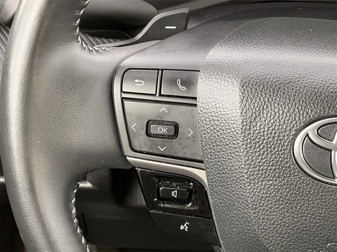 Used 2025 Toyota Camry SE image 14