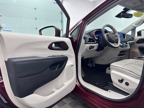 Used 2017 Chrysler Pacifica Limited FWD image 20