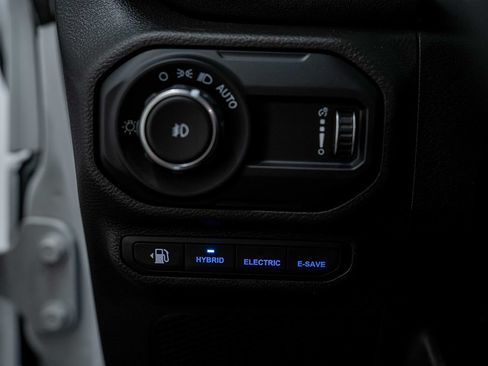 Used 2023 Jeep Wrangler Unlimited Sahara w/ Cold Weather Group AWD/4WD image 25