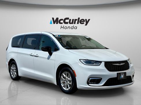 Used 2024 Chrysler Pacifica Touring-L FWD image 1