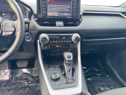 Used 2022 Toyota RAV4 SE image 11