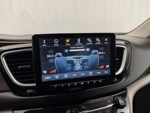 Used 2017 Chrysler Pacifica Touring-L FWD image 16
