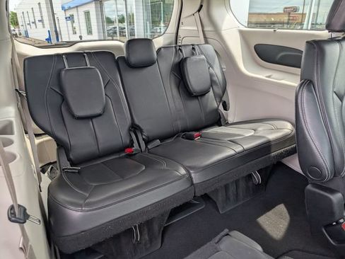 Used 2022 Chrysler Pacifica Touring-L FWD image 6