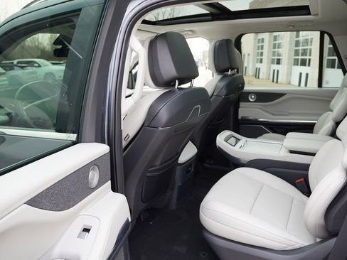 Used 2025 Lincoln Navigator Reserve image 18