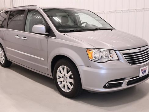 Used 2016 Chrysler Town & Country Touring w/ Driver Convenience Group FWD image 3