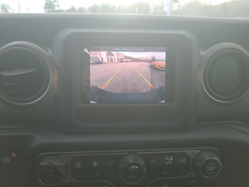 Used 2021 Jeep Gladiator Willys image 14