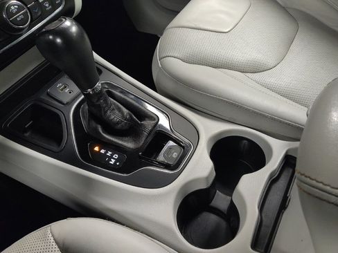 Used 2019 Jeep Cherokee Limited FWD image 26