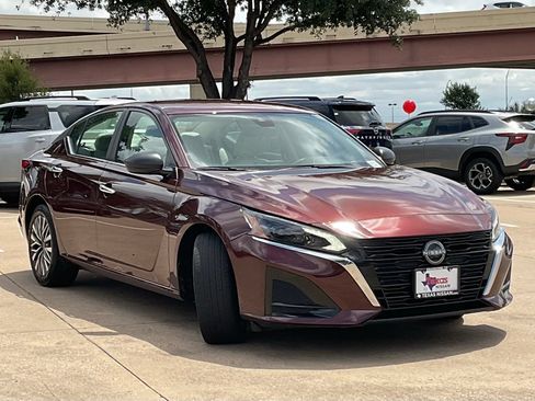 Used 2025 Nissan Altima 2.5 SV FWD image 3