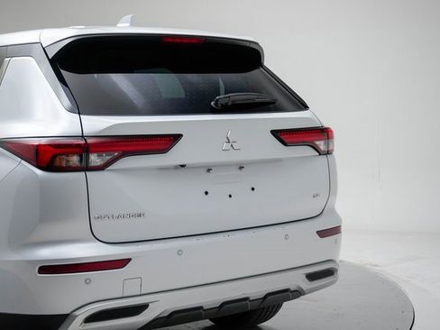 Used 2024 Mitsubishi Outlander SE image 5