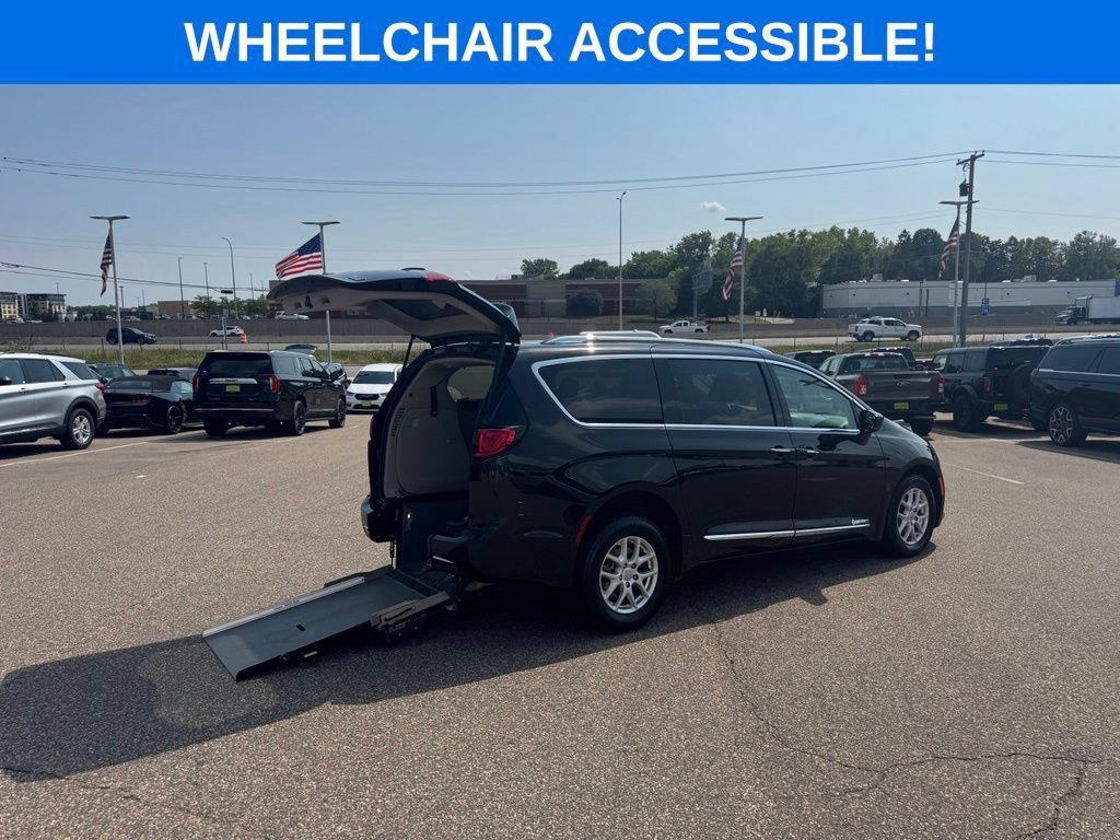 Used 2020 Chrysler Pacifica Touring-L FWD image 6