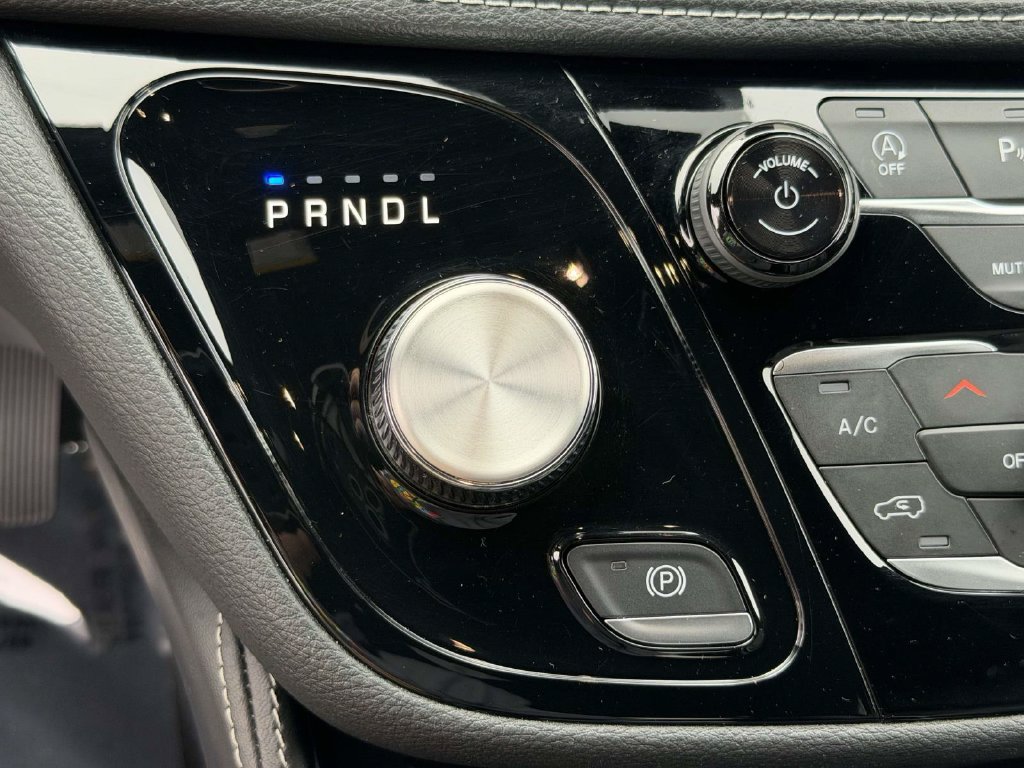 Used 2025 Chrysler Pacifica Limited FWD image 20