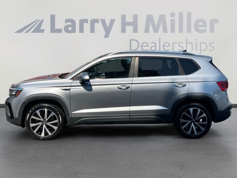 Used 2022 Volkswagen Taos SE w/ Panoramic Sunroof Package AWD/4WD image 2