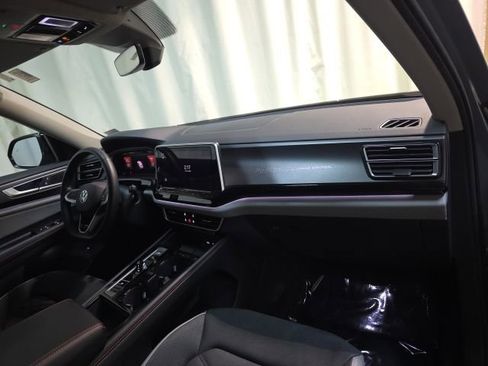 Used 2024 Volkswagen Atlas Peak Edition SE image 38