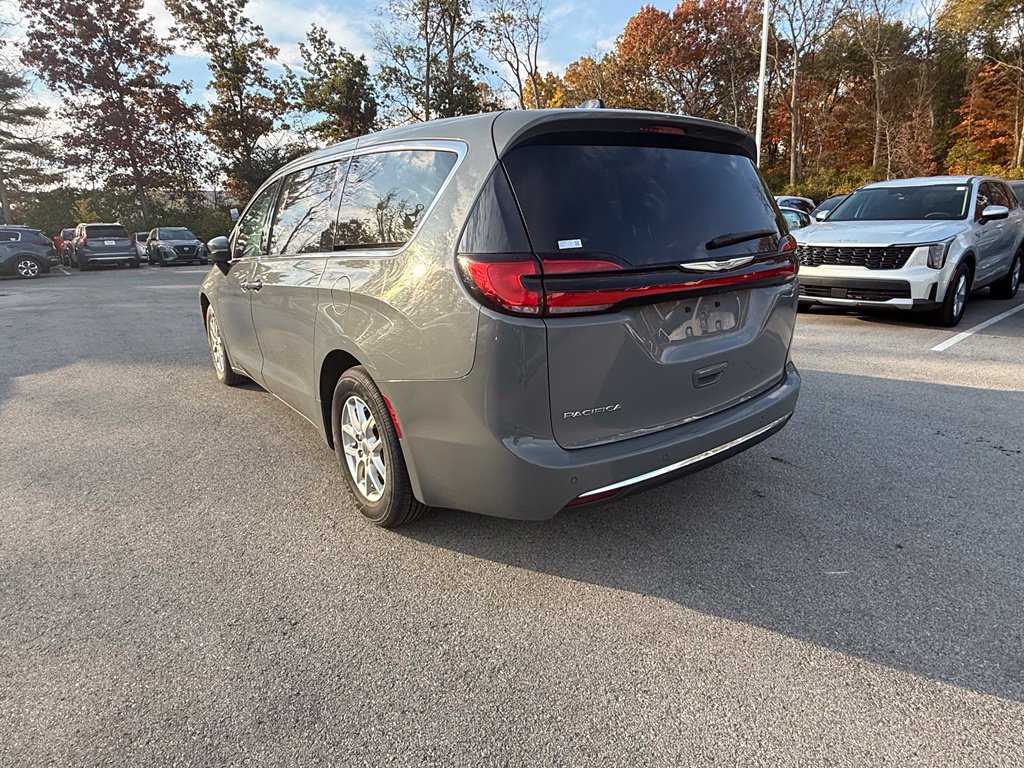 Used 2023 Chrysler Pacifica Touring-L FWD image 4