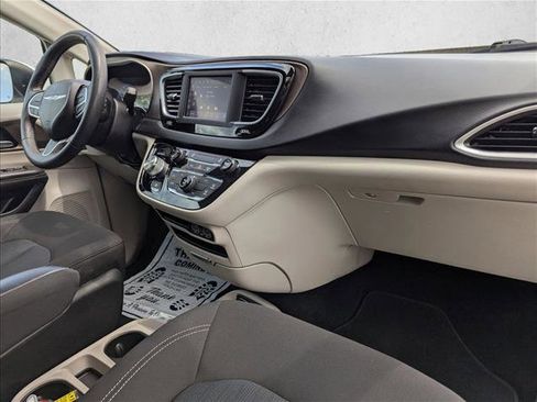 Used 2022 Chrysler Voyager LX FWD image 21
