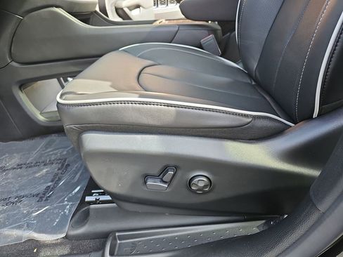 New 2026 Chrysler Pacifica Limited w/ S Appearance Package image 34