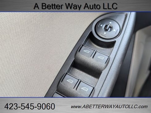 Used 2018 Ford Focus SE w/ Cold Weather Package FWD image 15