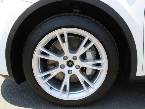 Used 2021 Tesla Model Y Long Range AWD/4WD image 21