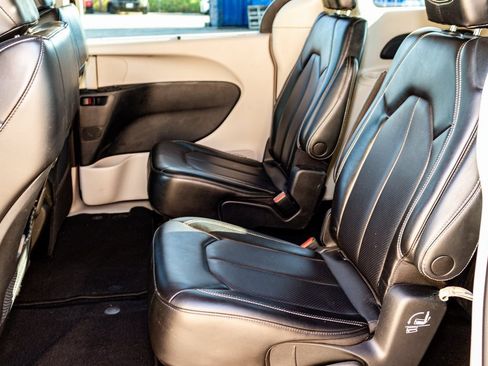 Used 2023 Chrysler Pacifica Touring-L image 23