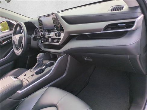 Used 2022 Toyota Highlander XLE FWD image 23