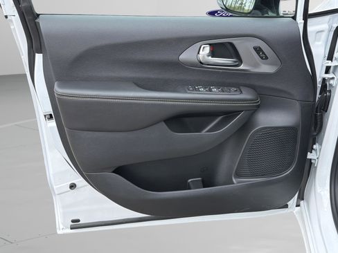 New 2026 Chrysler Pacifica Select image 20