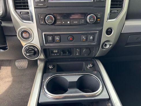 Used 2018 Nissan Titan PRO-4X w/ Pro-4x Convenience Package AWD/4WD image 12