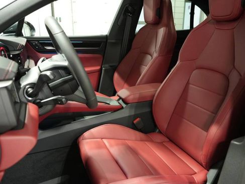 Used 2025 Porsche Macan Electric image 5