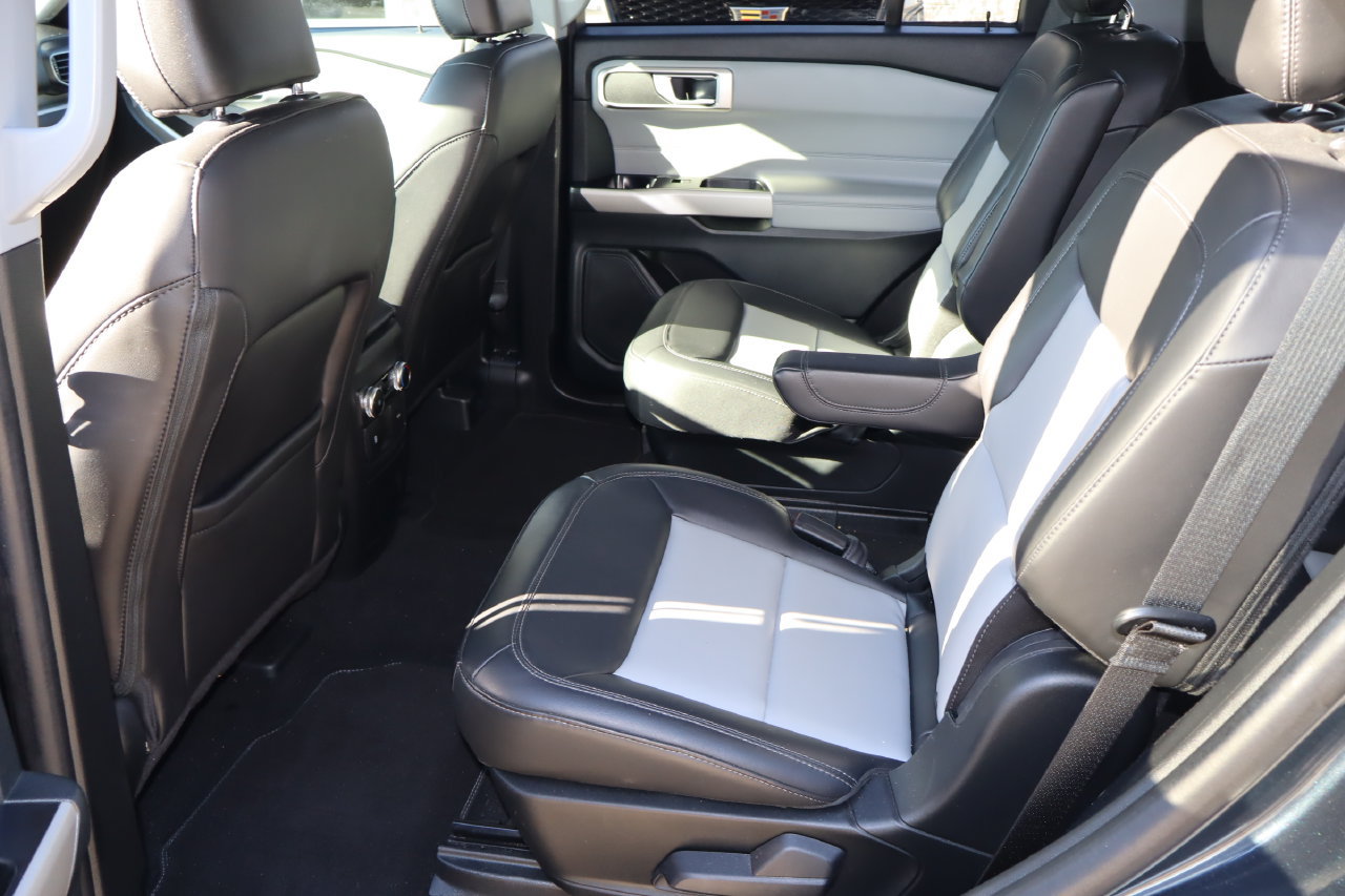 Used 2024 Ford Explorer XLT w/ Equipment Group 202A RWD image 5