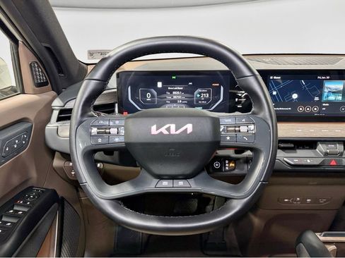 Used 2024 Kia EV9 Land image 9