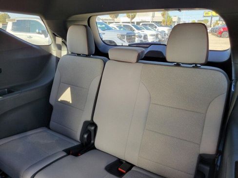 Used 2025 Chevrolet Traverse LT image 29