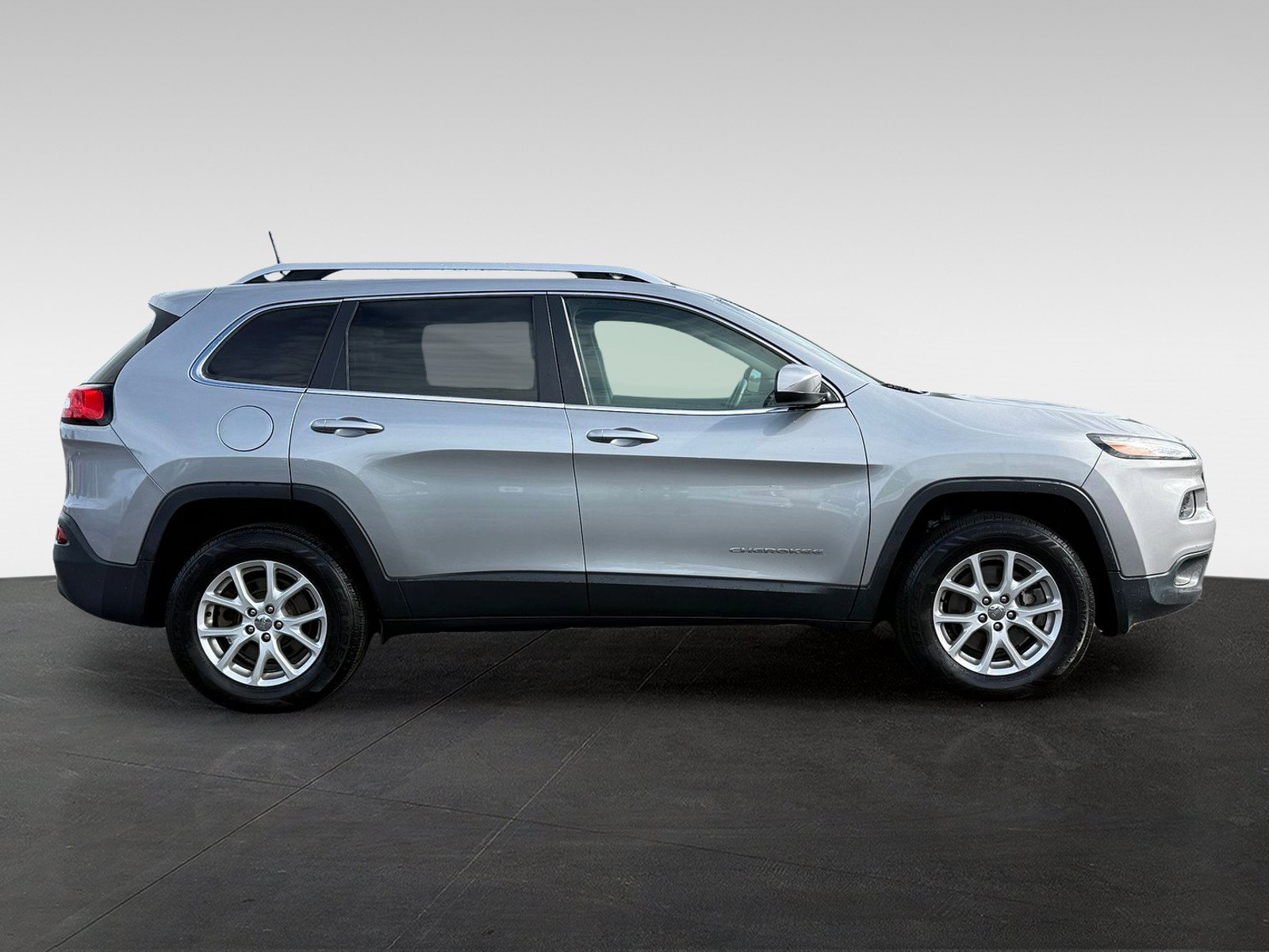 Used 2016 Jeep Cherokee Latitude AWD/4WD image 4