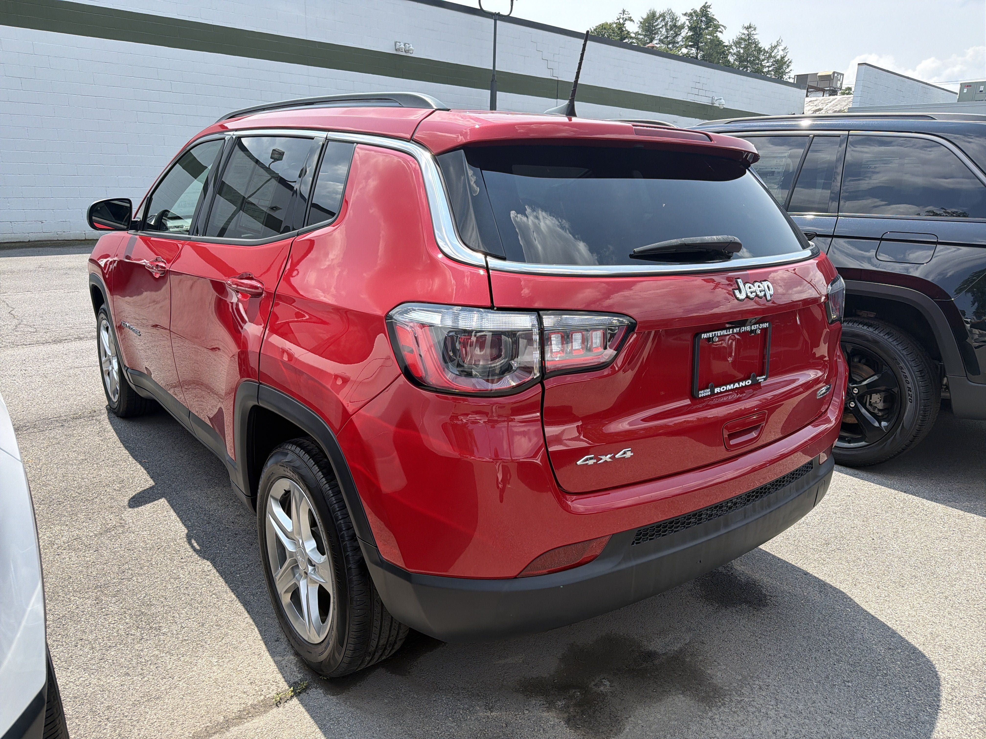 Used 2023 Jeep Compass Latitude w/ Convenience Group AWD/4WD image 5