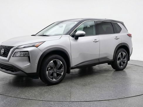 Used 2025 Nissan Rogue SV image 3
