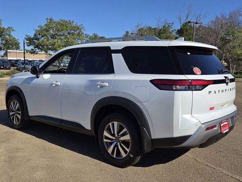New 2025 Nissan Pathfinder SL image 3