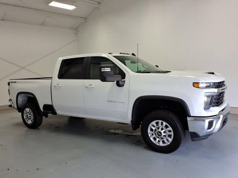 Used 2026 Chevrolet Silverado 2500 LT AWD/4WD image 2