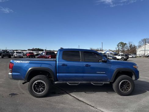 Used 2017 Toyota Tacoma TRD Off-Road image 6