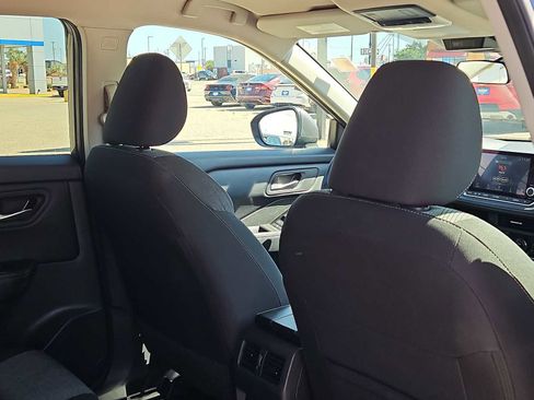 Used 2025 Nissan Rogue SV FWD image 17