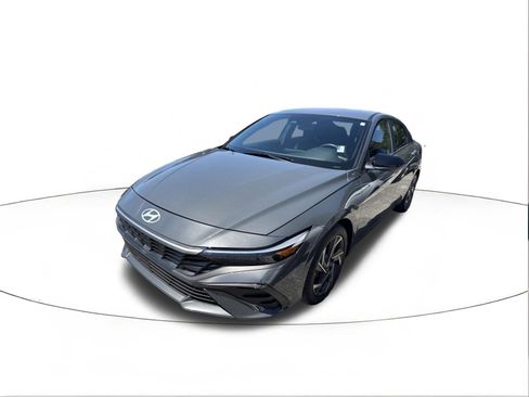 Used 2025 Hyundai Elantra Sport FWD image 4