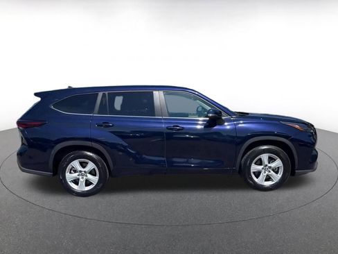 Used 2025 Toyota Highlander LE FWD image 16