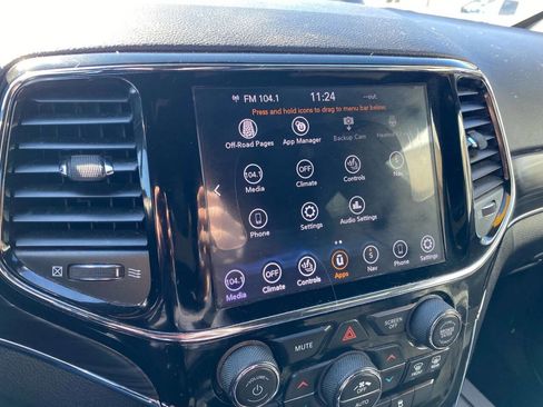 Used 2020 Jeep Grand Cherokee Limited w/ Luxury Group II image 16