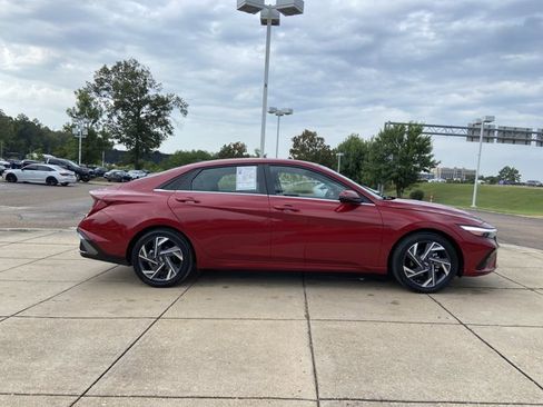 Used 2025 Hyundai Elantra Limited FWD image 13