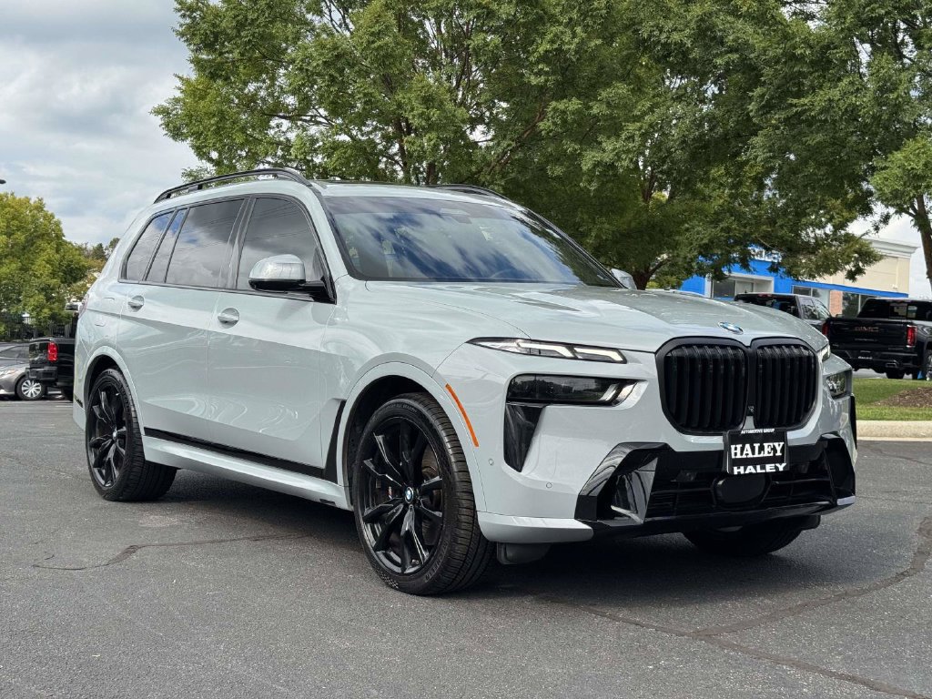 Used 2025 BMW X7 xDrive40i w/ M Sport Package AWD/4WD image 2